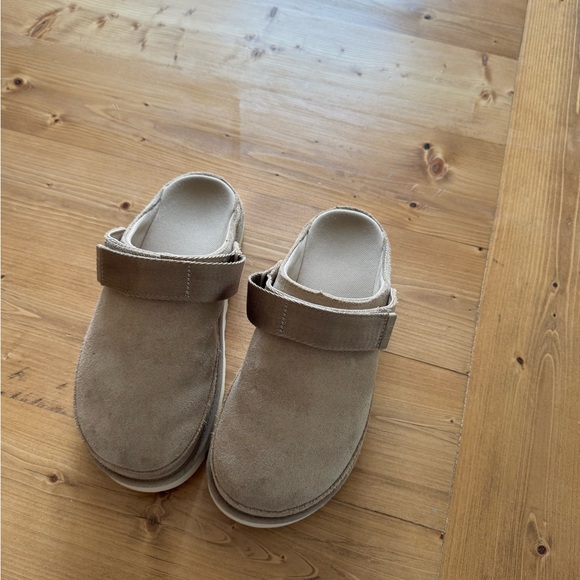 UGG Women’s Goldenstar Clog - Picture 3 of 7